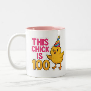 Taza Bicolor Este polluelo es 100 cumpleaños.