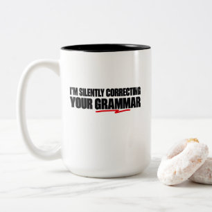 Taza Bicolor Estoy Corrigiendo Silenciosamente Tu Gramática
