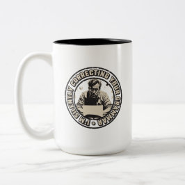 Taza Bicolor Estoy corrigiendo silenciosamente tu gramática