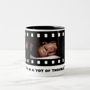 Taza Bicolor "Estoy en un Yot de Twouble"
