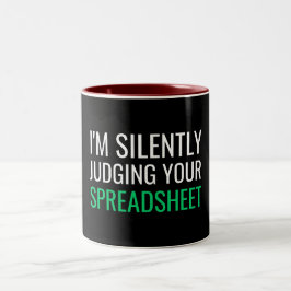 Taza Bicolor Estoy Juzgando Silenciosamente Tu Hoja de Cálculo