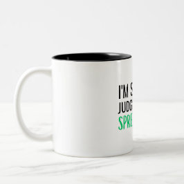 Taza Bicolor Estoy Juzgando Silenciosamente Tu Hoja de Cálculo
