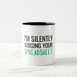 Taza Bicolor Estoy Juzgando Silenciosamente Tu Hoja de Cálculo