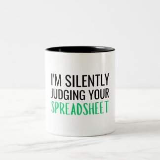Taza Bicolor Estoy Juzgando Silenciosamente Tu Hoja de Cálculo