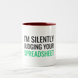 Taza Bicolor Estoy Juzgando Silenciosamente Tu Hoja de Cálculo