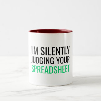 Taza Bicolor Estoy Juzgando Silenciosamente Tu Hoja de Cálculo