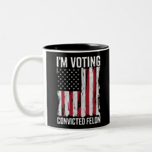 Taza Bicolor Estoy votando por el delincuente convicto Pro Trum