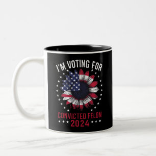 Taza Bicolor Estoy votando por el delincuente convicto Pro Trum