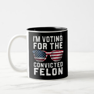 Taza Bicolor Estoy votando por el delincuente convicto Pro Trum