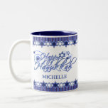 Taza Bicolor Estrella de Hanukkah Feliz Azul Personalizado<br><div class="desc">Celebra esta festividad con esta taza Happy Hanukkah personalizada en azul claro y oscuro. Esta taza muestra rayas y la frontera de Star of David, imagen de texto "Happy Hanukkah", tu nombre y la menorah azul en un lado. ¡Hace un gran regalo para las vacaciones! Fácil de personalizar con las...</div>