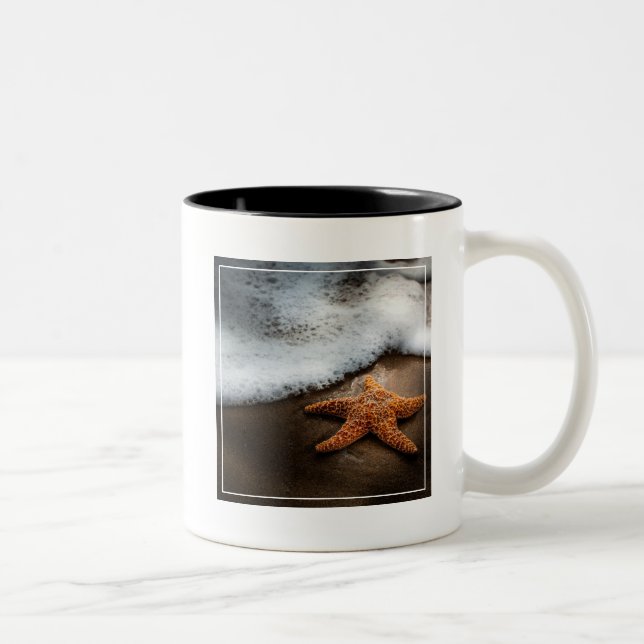 Taza Bicolor Estrellas de mar solas en la playa (Derecha)
