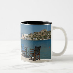 Taza Bicolor Europa, Grecia, Kastellorizo: sillas en el borde