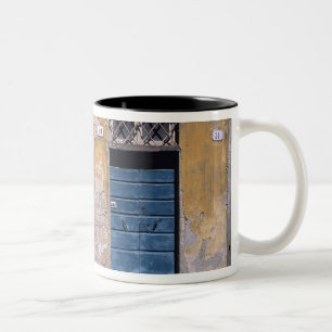 Taza Bicolor Europa, Italia, Lucca. Estas viejas puertas añaden