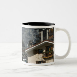 Taza Bicolor Europa, Italia, Valle d'Aosta, COURMAYEUR: Ciudad