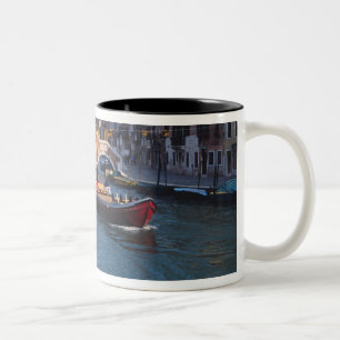 Taza Bicolor Europa, Italia, Venecia. Barcos que traen
