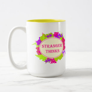 Taza Bicolor Extraño piensa cita al estilo de un programa de te