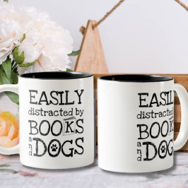 Taza Bicolor Fácilmente distrado por libros y perros