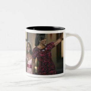 Taza Bicolor familia de Barak Obama agita en la última noche de