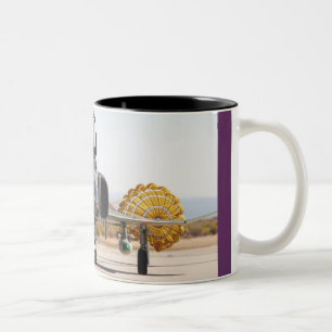 Taza Bicolor Fantasma F-4 con el paracaídas freno