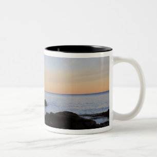 Taza Bicolor Faro de Split Rock al atardecer cerca de Two