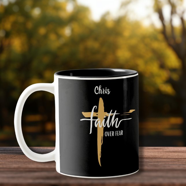 Taza Bicolor Fe sobre la cruz de oro del miedo (Subido por el creador)