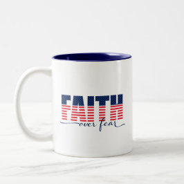 Taza Bicolor Fe sobre Miedo Patriótico Estrellas y Franjas