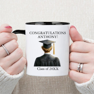 Taza Bicolor Felicidades a un graduado masculino rubio en traje