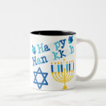 Taza Bicolor Feliz Hanukkah<br><div class="desc">Feliz texto de Hanukkah con una menorah,  Estrella de David y dos dreidels. Tonos azules,  blancos y amarillos.</div>