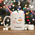 Taza Bicolor Feliz Navidad a Snowman Face con nombre personaliz<br><div class="desc">El café de vacaciones o el tazón de cacao caliente presentan una cara chica de muñeco de nieve de invierno con mejillas rosadas cálidas, nariz de zanahoria, ojos con pestañas de bonito y sonrisa hecha de carbón. Los colores de diseño son blanco, negro, rosa y naranja. Personalice esta taza invernal...</div>