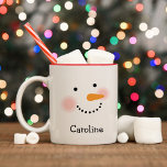 Taza Bicolor Feliz Navidad a Snowman Face con nombre personaliz<br><div class="desc">El café/taza de cacao caliente de vacaciones incluye una cara de muñeco de nieve de invierno feliz con mejillas cálidas de color rosa, nariz de zanahoria, ojos y sonrisa hecha de carbón. Los colores de diseño son blanco, negro, rosa y naranja. Personalizar con un nombre u otro texto personalizado. Se...</div>