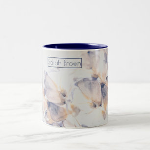 TAZA BICOLOR FLORAL DE PATELES BLANCOS Y AZULES