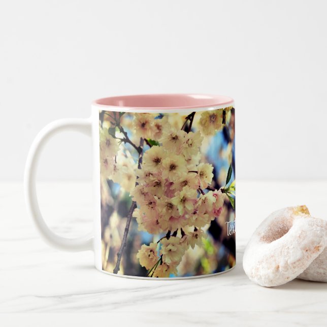 Taza Bicolor Flores de primavera rosada personalizadas (Con donut)