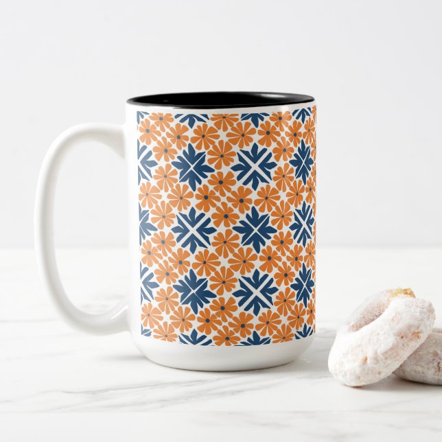 Taza Bicolor Flores Naranjas de moda (Con donut)