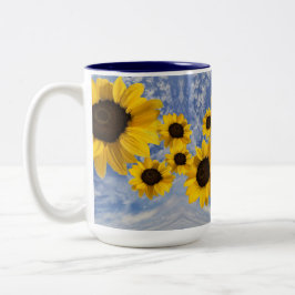 Taza Bicolor Flores que soplan a través de un cielo azul con nu
