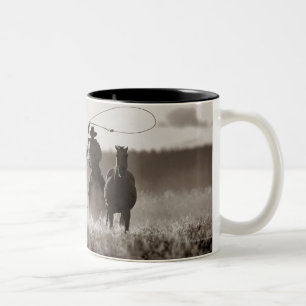Taza Bicolor Foto blanco y negro de los caballos de un Lassoing