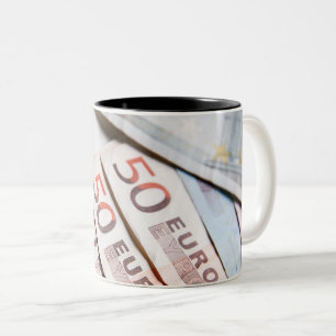 Taza Bicolor Foto de primer plano de billetes de Euro   Finanza