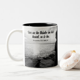Taza Bicolor Foto en blanco y negro del verso de la Biblia del