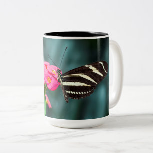 Taza Bicolor Fotografía de Mariposa en Flor Rosa