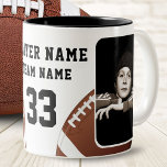 Taza Bicolor Fotos del equipo 2 del jugador de fútbol<br><div class="desc">Fotos del equipo 2 Fotos Coffee Mug. Un regalo perfecto para el jugador de fútbol en tu vida - una taza personalizada que muestra su amor por el juego! Esta taza muestra dos fotos del jugador en acción en el campo de fútbol, dándoles un recordatorio constante de la emoción del...</div>