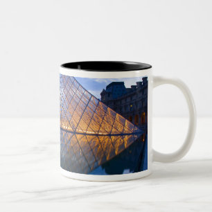 Taza Bicolor Francia, París. El Louvre al anochecer. Crédito