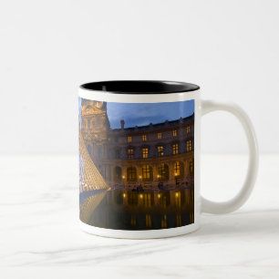 Taza Bicolor Francia, París. El Louvre al anochecer. Crédito 3