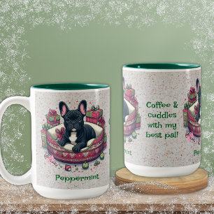 Taza Bicolor Frenquia negra, amontonada en cama de Navidad