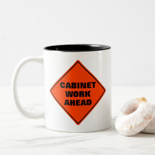 Taza Bicolor Fundido trabajo de gabinete por delante de adverte