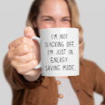 Taza Bicolor Funny Coworker Office White Elephant Gift<br><div class="desc">Esta tontería graciosa con la frase "No me voy a matar. Solo estoy en modo de ahorro de energía" — Un regalo para ti mismo,  o un regalo de elefante blanco para un compañero de oficina.</div>