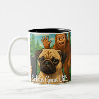 Taza Bicolor Funny Pug Bigfoot Photobomb - Selfie Gone Wild