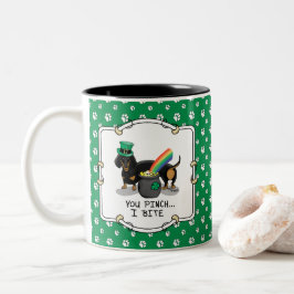 Taza Bicolor Funny St. Patrick's Day Dachshund (negro y broncea