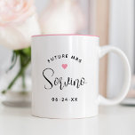 Taza Bicolor Futuro Sra. Boda de nombre de guión negro personal<br><div class="desc">La personalizado "Future Mrs.",  boda nupcial femenina,  tazón de café,  presenta un texto moderno de escritura negra que puede ser personalizado con el apellido de la novia y la fecha de boda. Incluye un acento cardíaco rosado lindo. ¡Hace un regalo perfecto a la futura novia recién comprometida!</div>