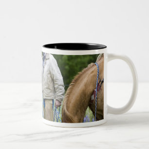 Taza Bicolor Ganaderos dándose la mano a través de la cerca en