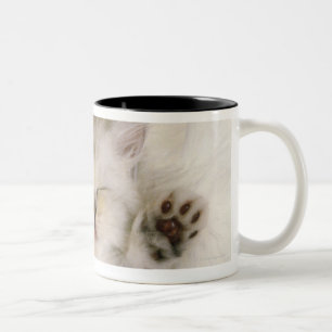 Taza Bicolor Gatito que duerme en una alfombra mullida blanca,