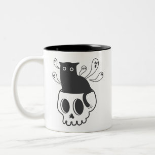 Taza Bicolor Gato negro en camiseta de cráneo espeluznante Hall